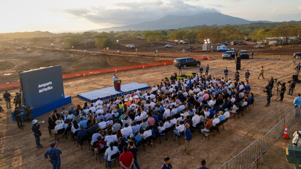 Bukele aeropuerto Casa Presidencial