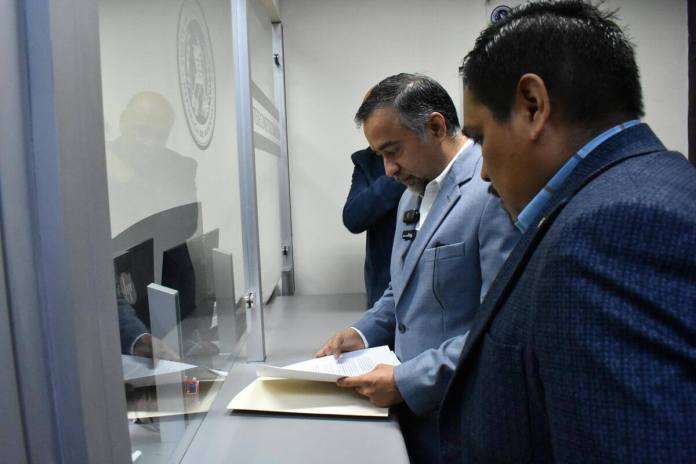 Los diputados de la bancada VOS, Jairo Flores, José Chic, y Orlando Blanco acuden a la Corte de Constitucionalidad. Foto La Hora: Daniel Ramírez.