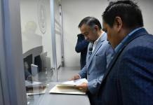 Diputados de VOS acuden a la CC por supuesto atraso de separación de K. Paz, congresista afectada se defiende Los diputados de la bancada VOS, Jairo Flores, José Chic, y Orlando Blanco acuden a la Corte de Constitucionalidad. Foto La Hora: Daniel Ramírez.