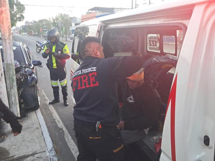 Bomberos Voluntarios informaron acerca del traslado de cuatro personas que resultarían con varios golpes tras la colisión contra un poste en la avenida Petapa.