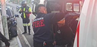 Bomberos Voluntarios informaron acerca del traslado de cuatro personas que resultarían con varios golpes tras la colisión contra un poste en la avenida Petapa.