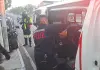 Bomberos Voluntarios informaron acerca del traslado de cuatro personas que resultarían con varios golpes tras la colisión contra un poste en la avenida Petapa.