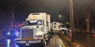 La PMT de Santa Catarina Pinula informó sobre la colisión de dos vehículos de transporte pesado en el kilómetro 15 de carretera a El Salvador.