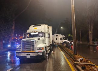 La PMT de Santa Catarina Pinula informó sobre la colisión de dos vehículos de transporte pesado en el kilómetro 15 de carretera a El Salvador.