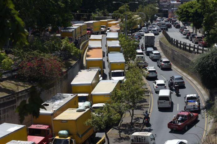 Bloqueo por manifestaciones frente al Ministerio de Ambiente y Recursos Naturales, se reportan grandes cargas vehiculares en sectores aledaños.