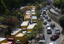 Bloqueo por manifestaciones frente al Ministerio de Ambiente y Recursos Naturales, se reportan grandes cargas vehiculares en sectores aledaños.