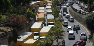 Bloqueo por manifestaciones frente al Ministerio de Ambiente y Recursos Naturales, se reportan grandes cargas vehiculares en sectores aledaños.