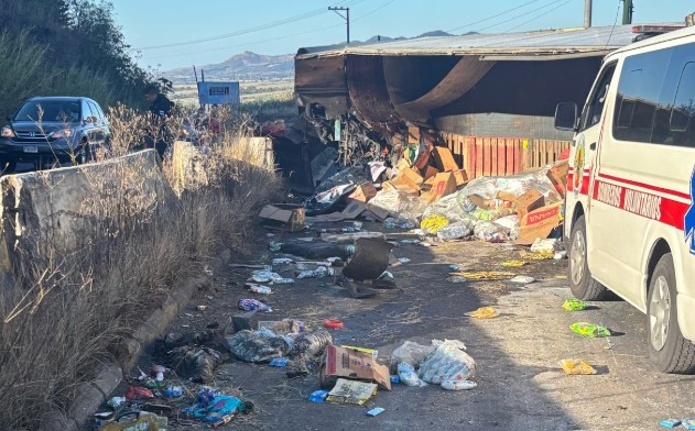 Camión con productos básico vuelca en la vuelta El Chilero dejando al piloto fallecido