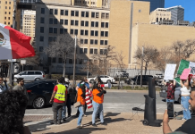 Cientos de personas se reunieron frente al Ayuntamiento de Dallas para manifestarse en contra de las recientes redadas y arrestos llevados a cabo por ICE. Foto La Hora