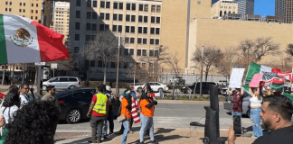 Cientos de personas se reunieron frente al Ayuntamiento de Dallas para manifestarse en contra de las recientes redadas y arrestos llevados a cabo por ICE. Foto La Hora