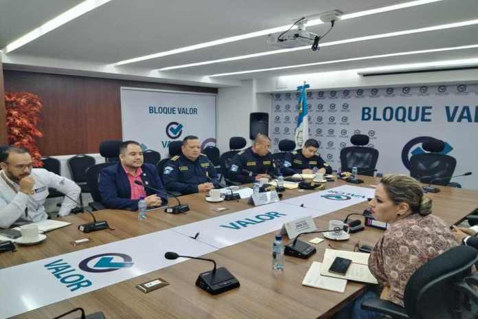 El director de la PNC, Davi Boteo, acudió a una reunión con la diputada Sandra Jovel. Foto: La Hora