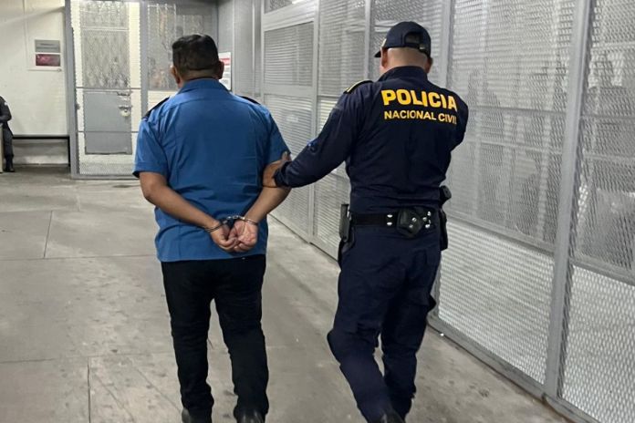 Guardia de seguridad privada capturado por la PNC. Foto La Hora: PNC