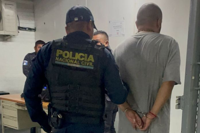 Sospechoso de ataque armado en la Calzada Roosevelt detenido por agentes de la PNC. Foto La Hora: PNC