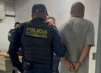 Sospechoso de ataque armado en la Calzada Roosevelt detenido por agentes de la PNC. Foto La Hora: PNC