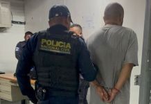 Capturan a presunto implicado del ataque armado contra taxista en zona 11 Sospechoso de ataque armado en la Calzada Roosevelt detenido por agentes de la PNC. Foto La Hora: PNC