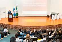 La lección inaugural contó con la participación del Dr. Alfredo Artiles de la Universidad de Stanford. Foto: Universidad del Valle de Guatemala.
