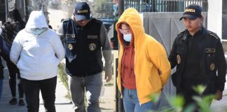 A través de las redes sociales, contactaban a sus víctimas, ganándose su confianza y logrando que les enviaran dinero bajo falsas promesas. Foto La Hora: PNC