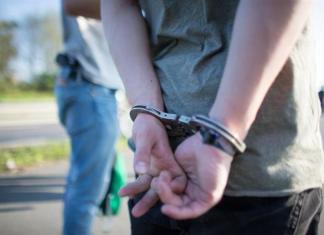 Imagen ilustrativa de una persona con esposas. Foto La Hora: Archivo EFE