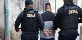Detenido un hombre que hurtaba equipo de seguridad en zona 5 Autoridades del MP en coordinación de agentes de la PNC informaron de la captura de una persona sindicada de hurto agravado en la zona 5 capitalina.