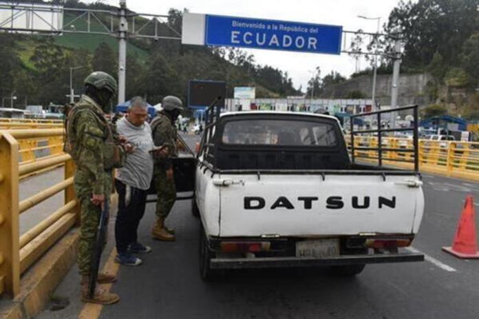 Militares ecuatorianos requisan un vehículo este sábado, en el Puente Internacional de Rumichaca (Ecuador). Las fronteras terrestres de Ecuador con Colombia y Perú amanecieron cerradas para el ingreso de extranjeros al país andino, conforme a la orden emitida por el presidente ecuatoriano, Daniel Noboa, como una medida de seguridad frente a eventuales atentados del crimen organizado contra las elecciones generales convocadas para este domingo. Foto La Hora: EFE