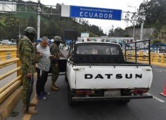 Militares ecuatorianos requisan un vehículo este sábado, en el Puente Internacional de Rumichaca (Ecuador). Las fronteras terrestres de Ecuador con Colombia y Perú amanecieron cerradas para el ingreso de extranjeros al país andino, conforme a la orden emitida por el presidente ecuatoriano, Daniel Noboa, como una medida de seguridad frente a eventuales atentados del crimen organizado contra las elecciones generales convocadas para este domingo. Foto La Hora: EFE