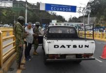 Ecuador cierra fronteras en vísperas de sus elecciones generales Militares ecuatorianos requisan un vehículo este sábado, en el Puente Internacional de Rumichaca (Ecuador). Las fronteras terrestres de Ecuador con Colombia y Perú amanecieron cerradas para el ingreso de extranjeros al país andino, conforme a la orden emitida por el presidente ecuatoriano, Daniel Noboa, como una medida de seguridad frente a eventuales atentados del crimen organizado contra las elecciones generales convocadas para este domingo. Foto La Hora: EFE