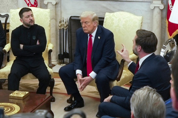 El vicepresidente J. D. Vance (derecha) habla con el presidente ucraniano Volodymyr Zelenskyy (izquierda) mientras el presidente Donald Trump escucha en la Oficina Oval de la Casa Blanca, el viernes 28 de febrero de 2025, en Washington. Foto La Hora: AP