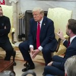 El vicepresidente J. D. Vance (derecha) habla con el presidente ucraniano Volodymyr Zelenskyy (izquierda) mientras el presidente Donald Trump escucha en la Oficina Oval de la Casa Blanca, el viernes 28 de febrero de 2025, en Washington. Foto La Hora: AP