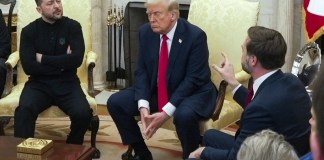 El vicepresidente J. D. Vance (derecha) habla con el presidente ucraniano Volodymyr Zelenskyy (izquierda) mientras el presidente Donald Trump escucha en la Oficina Oval de la Casa Blanca, el viernes 28 de febrero de 2025, en Washington. Foto La Hora: AP