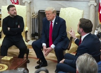 El vicepresidente J. D. Vance (derecha) habla con el presidente ucraniano Volodymyr Zelenskyy (izquierda) mientras el presidente Donald Trump escucha en la Oficina Oval de la Casa Blanca, el viernes 28 de febrero de 2025, en Washington. Foto La Hora: AP