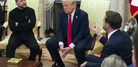 El vicepresidente J. D. Vance (derecha) habla con el presidente ucraniano Volodymyr Zelenskyy (izquierda) mientras el presidente Donald Trump escucha en la Oficina Oval de la Casa Blanca, el viernes 28 de febrero de 2025, en Washington. Foto La Hora: AP