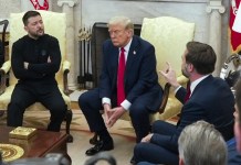 Trump: «Zelenski no esta listo para la paz, si EE.UU. está involucrado» El vicepresidente J. D. Vance (derecha) habla con el presidente ucraniano Volodymyr Zelenskyy (izquierda) mientras el presidente Donald Trump escucha en la Oficina Oval de la Casa Blanca, el viernes 28 de febrero de 2025, en Washington. Foto La Hora: AP