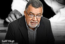 El exrector de la USAC, Estuardo Gálvez se encuentra detrás de la planilla 4.