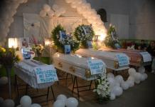 Familiares y amigos despiden en funeral a maestra y sus tres hijos fallecidos en accidente de bus Entre algunas de las víctimas de la tragedia ocurrida en la zona 6, se encontraba una maestra y sus tres hijos, los cuales fueron velados en el salón comunal colonia Bethania.