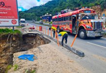 Presidencia dice estar abierta al diálogo con 48 Cantones por aumento de canasta básica y crisis de carreteras Carretera en el Km. 128 de la CA-01 Occidente. Foto: Covial