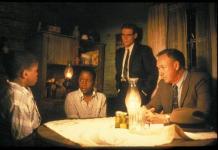 Encuentran muerto al actor Gene Hackman y a su esposa Betsy Arakawa Gene Hackman (d) en un fotograma de la película 'Mississippi Burning' ('Arde Mississipi') de 1988. El actor Gene Hackman, de 95 años de edad, ganador de dos Óscar, y su mujer, la pianista Betsy Arakawa, de 63 años, fueron hallados muertos esta madrugada en su casa en Santa Fe, en Nuevo México, según confirmó la policía a la prensa local. EFE/Orion Pictures