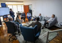Autoridades discuten el mejoramiento del aeropuerto para fortalecer el turismo Foto La Hora: Ministerio de Comunicaciones