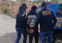 Capturan a otro integrante de banda «los Salvatierra», que colocaban alambre de púas en rutas de Chiquimula Agentes de la PNC capturaron a un presunto integrante de la banda criminal de asaltantes "Los Salvatierra" tras allanamientos en Chiquimula. Foto La Hora: PNC