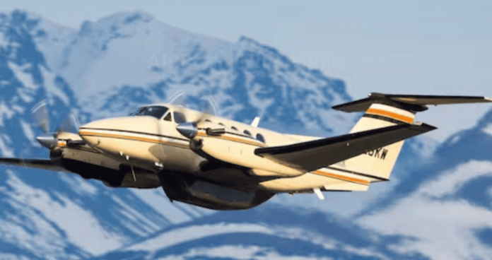 Un avión que transportaba a diez personas a través del estrecho de Norton, al sur del círculo polar ártico en Alaska, desapareció el jueves por la tarde.