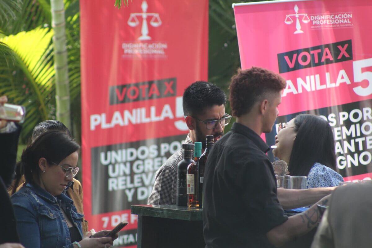 En los alrededores del salón donde se realizaban las elecciones en el Club de Oficiales se observó el consumo de alcohol. Foto La Hora: Prensa Comunitaria