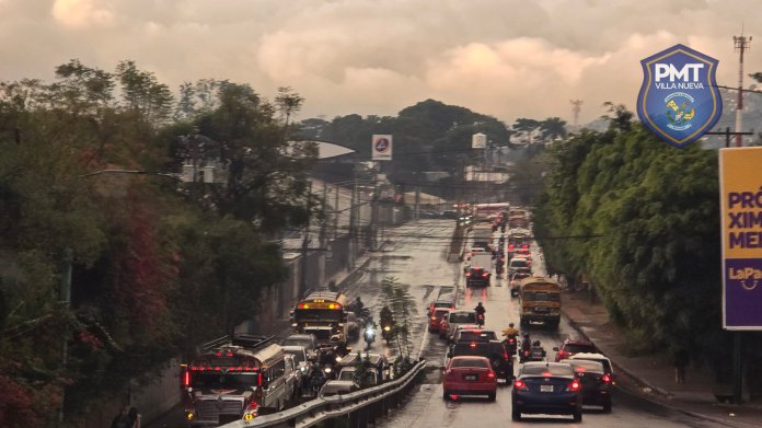 Debido a la presencia de lluvias durante horas de la mañana, autoridades de tránsito han reportad múltiples incidentes viales, los cuales han complicado la movilidad con dirección a la ciudad capital.