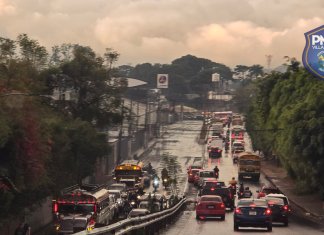 Debido a la presencia de lluvias durante horas de la mañana, autoridades de tránsito han reportad múltiples incidentes viales, los cuales han complicado la movilidad con dirección a la ciudad capital.