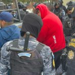 Autoridades de la PNC realizan una requisa en la Granja Modelo de Rehabilitación Pavón, por el traslado de dos privados de libertad, presuntos exintegrantes de la pandilla "Barrio 18".