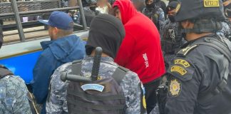 Autoridades de la PNC realizan una requisa en la Granja Modelo de Rehabilitación Pavón, por el traslado de dos privados de libertad, presuntos exintegrantes de la pandilla "Barrio 18".
