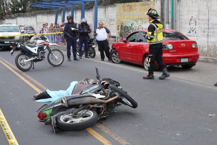 Hombre fallecido en ataque armado en kilometro 12.5. Foto La Hora: Bomberos Voluntarios.