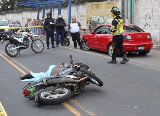 Ataque armado al final de la avenida Petapa afecta el tránsito vehicular Hombre fallecido en ataque armado en kilometro 12.5. Foto La Hora: Bomberos Voluntarios.