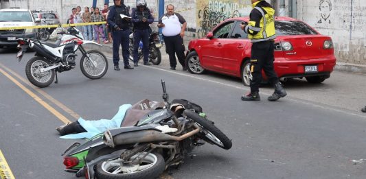 Hombre fallecido en ataque armado en kilometro 12.5. Foto La Hora: Bomberos Voluntarios.