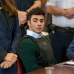 Luigi Mangione volvió al tribunal estatal de Nueva York portando un chaleco antibalas, en una audiencia en la que el juez ordenó a sus abogados presentar sus mociones.