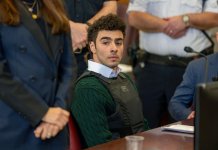 Luigi Mangione volvió al tribunal estatal de Nueva York portando un chaleco antibalas, en una audiencia en la que el juez ordenó a sus abogados presentar sus mociones.