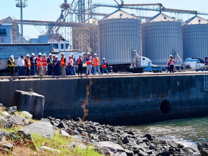 Los expertos realizaron una evaluación para la expansión del Puerto Quetzal. Foto La Hora: Embajada de Estados Unidos. 